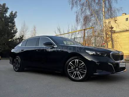 BMW 530 2024 года за 30 999 000 тг. в Алматы – фото 3