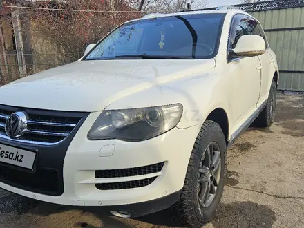 Volkswagen Touareg 2008 года за 8 000 000 тг. в Алматы