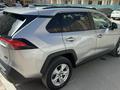 Toyota RAV4 2020 года за 10 500 000 тг. в Актау – фото 3