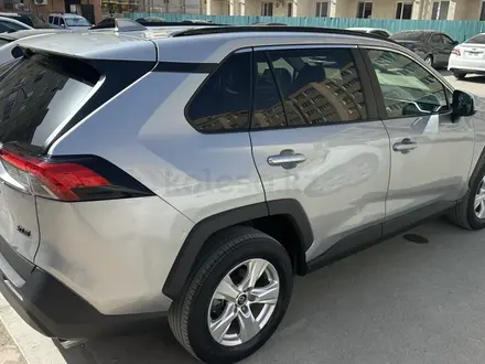Toyota RAV4 2020 года за 10 500 000 тг. в Актау – фото 3