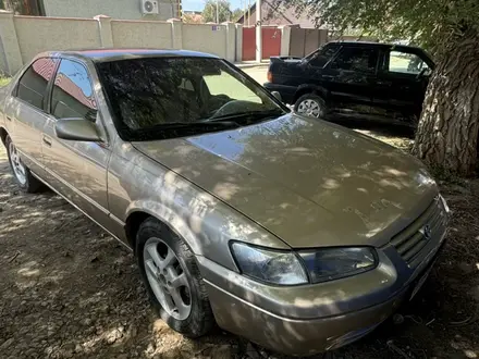 Toyota Camry 1999 года за 3 200 000 тг. в Актобе – фото 2