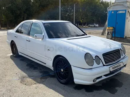 Mercedes-Benz E 320 1998 года за 2 400 000 тг. в Тараз – фото 4