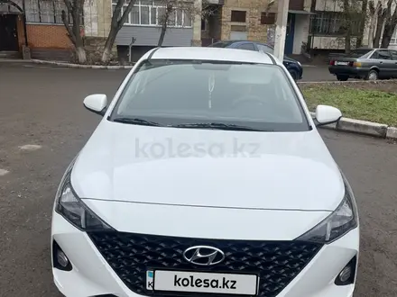 Hyundai Solaris 2021 года за 7 500 000 тг. в Караганда – фото 2