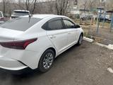 Hyundai Solaris 2021 года за 7 800 000 тг. в Караганда – фото 3