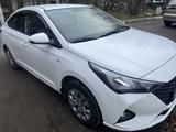 Hyundai Solaris 2021 года за 7 800 000 тг. в Караганда – фото 5