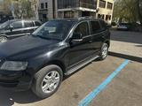 Volkswagen Touareg 2003 года за 5 850 000 тг. в Астана – фото 2