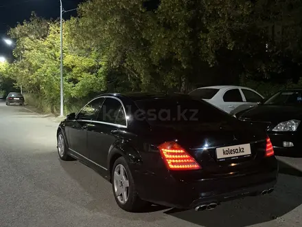 Mercedes-Benz S 550 2006 года за 6 800 000 тг. в Караганда – фото 2