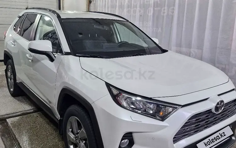 Toyota RAV4 2021 года за 16 900 000 тг. в Караганда