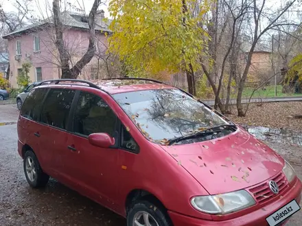 Volkswagen Sharan 1995 года за 1 700 000 тг. в Алматы – фото 2