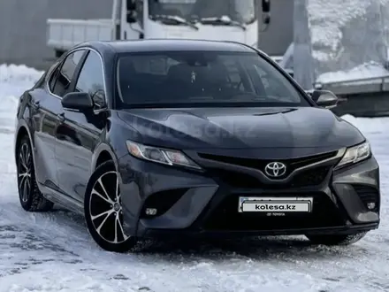 Toyota Camry 2018 года за 11 500 000 тг. в Павлодар – фото 2
