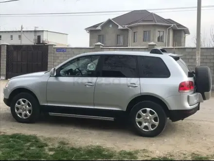 Volkswagen Touareg 2005 года за 5 500 000 тг. в Тараз – фото 2