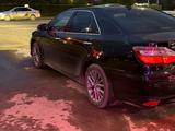 Toyota Camry 2016 года за 12 100 000 тг. в Актобе – фото 4