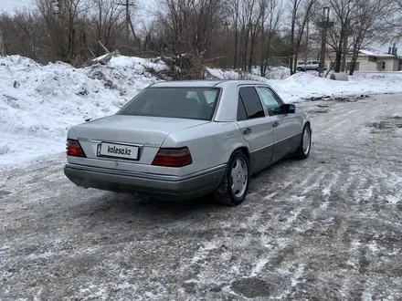 Mercedes-Benz E 220 1994 года за 1 800 000 тг. в Астана – фото 4