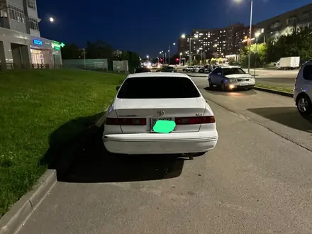 Toyota Camry 1998 года за 2 800 000 тг. в Астана – фото 2