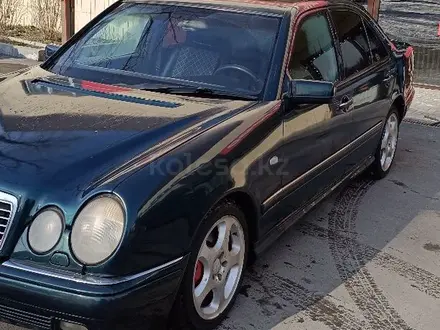 Mercedes-Benz E 320 1996 года за 3 100 000 тг. в Алматы – фото 2
