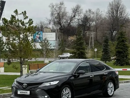 Toyota Camry 2018 года за 13 800 000 тг. в Алматы – фото 2