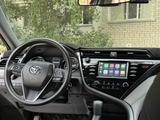 Toyota Camry 2018 года за 9 600 000 тг. в Актобе – фото 2