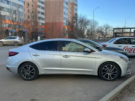 Hyundai Elantra 2019 года за 6 000 000 тг. в Актобе – фото 2