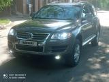 Volkswagen Touareg 2008 года за 7 800 000 тг. в Алматы – фото 2