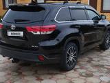 Toyota Highlander 2017 года за 19 000 000 тг. в Кульсары – фото 2
