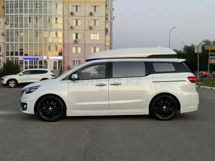 Kia Carnival 2018 года за 12 000 000 тг. в Атырау – фото 18