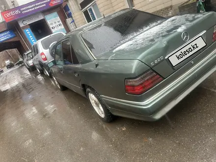 Mercedes-Benz E 220 1993 года за 2 600 000 тг. в Усть-Каменогорск – фото 3