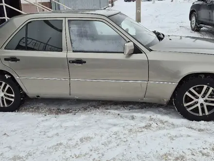 Mercedes-Benz E 200 1987 года за 2 000 000 тг. в Астана – фото 2