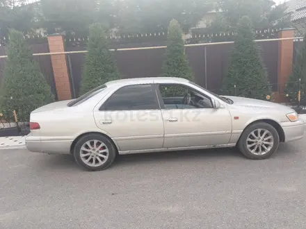 Toyota Camry 2001 года за 3 000 000 тг. в Шымкент – фото 2