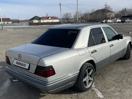 Mercedes-Benz E 220 1993 года за 2 400 000 тг. в Кызылорда – фото 3