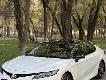 Toyota Camry 2021 года за 11 800 000 тг. в Алматы – фото 2