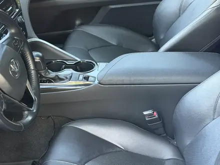 Toyota Camry 2021 года за 11 800 000 тг. в Алматы – фото 12