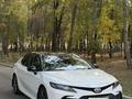 Toyota Camry 2021 года за 11 800 000 тг. в Алматы – фото 3