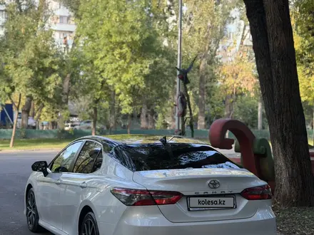 Toyota Camry 2021 года за 11 800 000 тг. в Алматы – фото 6
