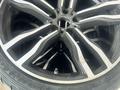 Разноширокие шины с дисками комплект перед 285/35/21 зад 325/30/21 BMW X5 за 370 000 тг. в Шымкент – фото 3