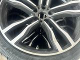 Разноширокие шины с дисками комплект перед 285/35/21 зад 325/30/21 BMW X5 за 370 000 тг. в Шымкент – фото 3