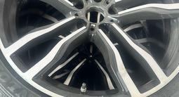 Разноширокие шины с дисками комплект перед 285/35/21 зад 325/30/21 BMW X5үшін370 000 тг. в Шымкент – фото 3