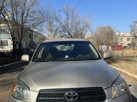 Toyota RAV4 2006 года за 6 000 000 тг. в Сарань – фото 2