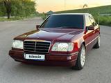 Mercedes-Benz E 220 1993 года за 2 600 000 тг. в Алматы