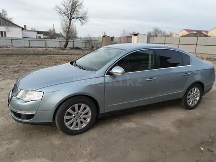 Volkswagen Passat 2005 года за 3 500 000 тг. в Шиели – фото 2