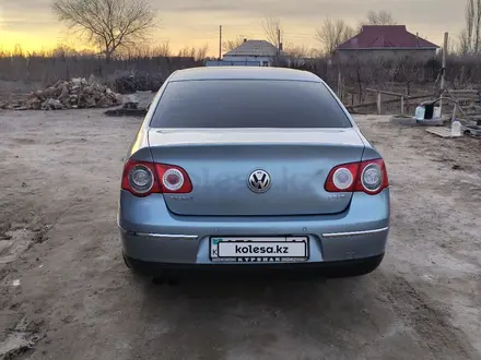 Volkswagen Passat 2005 года за 3 500 000 тг. в Шиели – фото 3