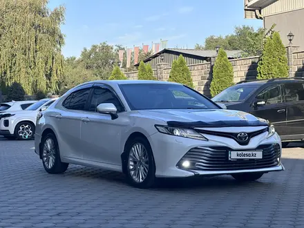 Toyota Camry 2019 года за 12 850 000 тг. в Алматы