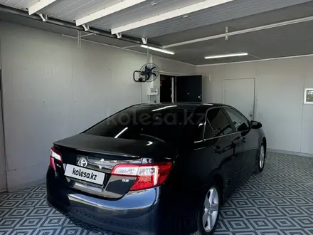 Toyota Camry 2013 года за 8 700 000 тг. в Атырау – фото 2