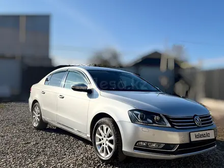 Volkswagen Passat 2013 года за 5 800 000 тг. в Алматы – фото 2