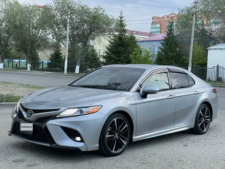 Toyota Camry 2018 года за 9 500 000 тг. в Актобе – фото 36