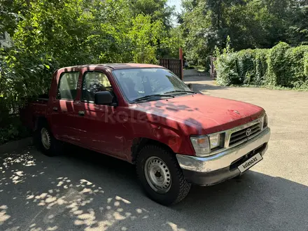 Toyota Hilux 2001 года за 2 500 000 тг. в Алматы