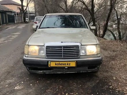 Mercedes-Benz E 200 1985 года за 700 000 тг. в Алматы