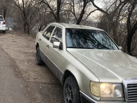 Mercedes-Benz E 200 1985 года за 700 000 тг. в Алматы – фото 3