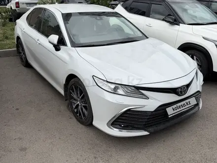 Toyota Camry 2023 года за 17 500 000 тг. в Астана – фото 2