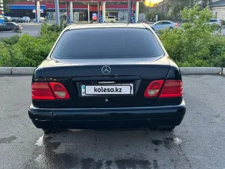 Mercedes-Benz E 230 1997 года за 2 700 000 тг. в Караганда – фото 2