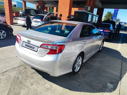 Toyota Camry 2014 года за 6 000 000 тг. в Атырау – фото 4